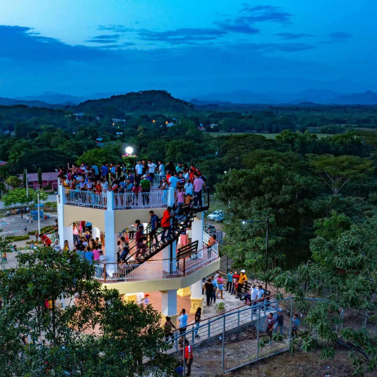 ➡️ Las Autoridades de la Alcaldía de #Somotillo inauguraron junto a las familias la construcción de la segunda fase del Mirador en el Parque de Gran Atractivo Carolina Osejo, garantizando un espacio bonito, de recreación y promoción del turismo local 😍🎑👩‍👩‍👧‍👦
#AlcaldíasDelPuebloNi