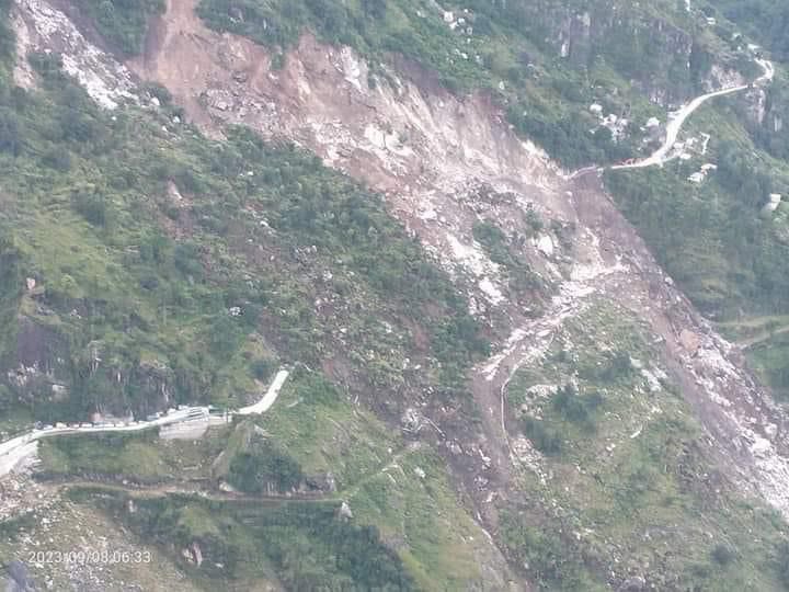 Anilkimta2's tweet photo. National Highway-5,at Nigulsari in Kinnaur district caves in badly .The NH road measuring about 15 meters has been badly damaged.NH-5,blocked ..#NHAI,#nationalhighway ,#Himachal #HimachalDisaster #kinnaur https://t.co/CfxKOibzL2