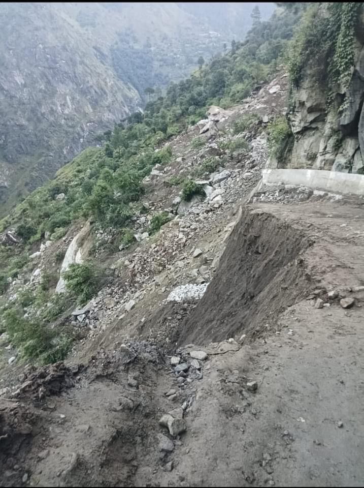Anilkimta2's tweet photo. National Highway-5,at Nigulsari in Kinnaur district caves in badly .The NH road measuring about 15 meters has been badly damaged.NH-5,blocked ..#NHAI,#nationalhighway ,#Himachal #HimachalDisaster #kinnaur https://t.co/CfxKOibzL2