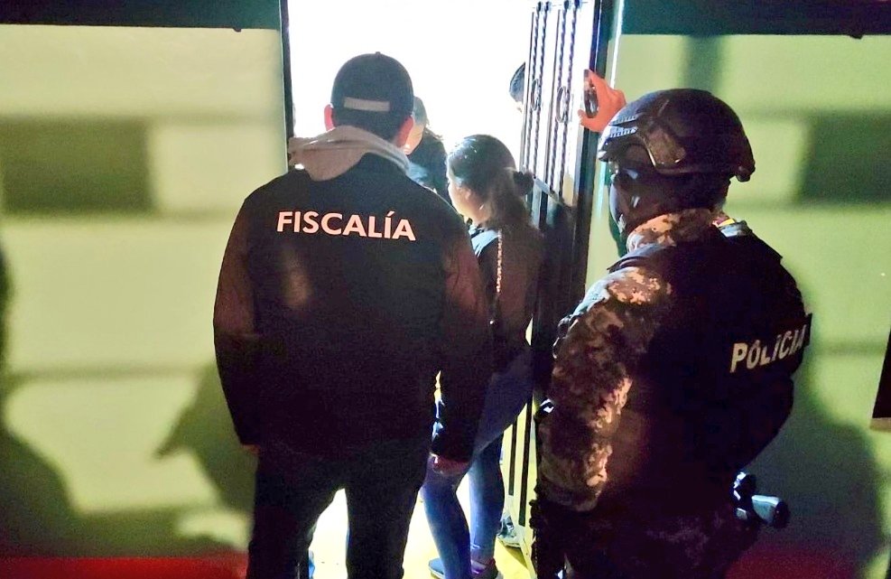 notimundoec's tweet photo. 🔴#URGENTE | Confirmado. La @FiscaliaEcuador, #UIAD y #Dinased, unidades especiales de la @PoliciaEcuador ejecutaron allanamientos en las provincias de #Pichincha, #Cotopaxi y #Chimborazo, como parte de las investigaciones en el caso del asesinato de #FernandoVillavicencio. https://t.co/0VYFIDGBJN