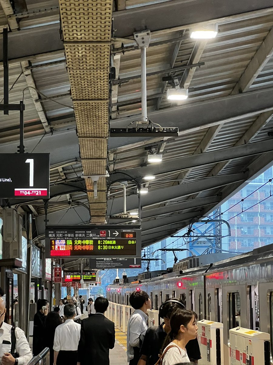 chencao's tweet photo. It’s going to be very hard to return to the U.S., especially Boston #mbta, when I had the luxury and access to public transit with headways <3 min—even at off peak times. #subway #metro #Japan  #Shinkansen https://t.co/k1FGR8fVC0