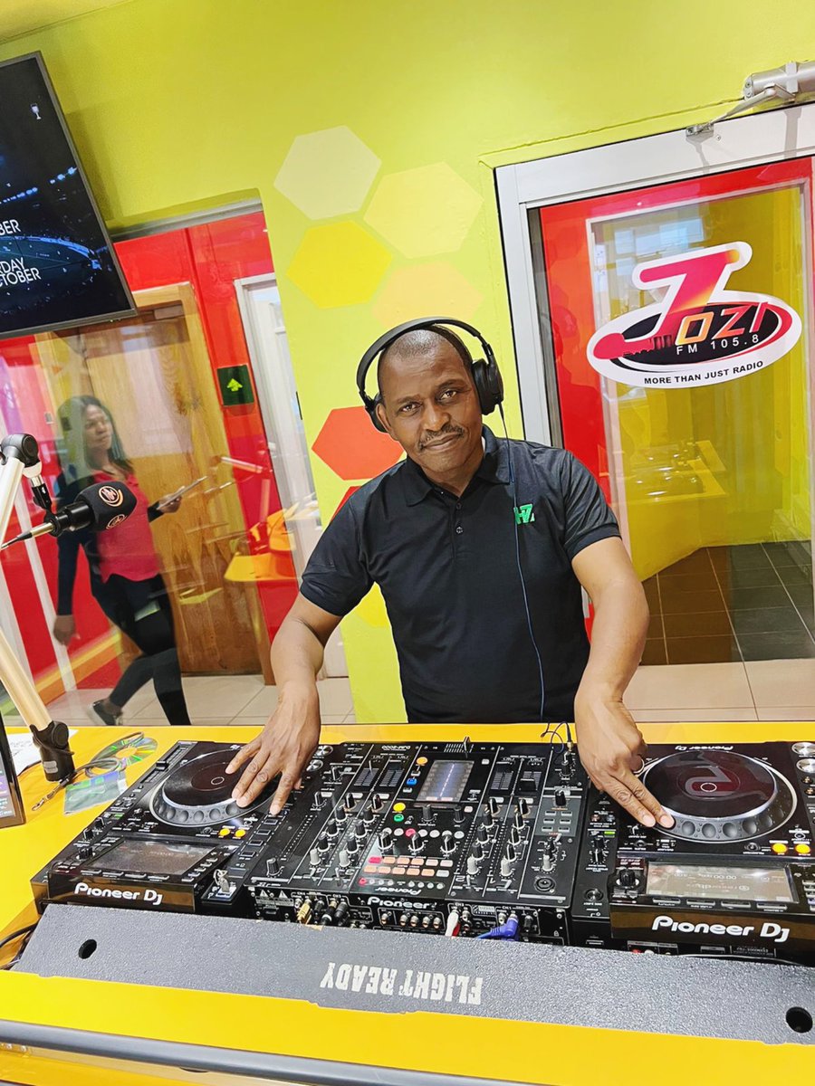 H7Creations's tweet photo. @djntombela Doing His Thing @jozifm Ghetto Radio with Lucky Delitet Moeletsi from 12:00 till 15:00 | Powered By H7 💚 | Catch His Set Every Tuesdays 12:00 to 12:45 
#StreetwearFashion #StreetFashion #StreetCulture #StreetStyle #StreetHustlers #Streetwear #H7 #Hectic7 🇿🇦 https://t.co/ApLUlfRmhs