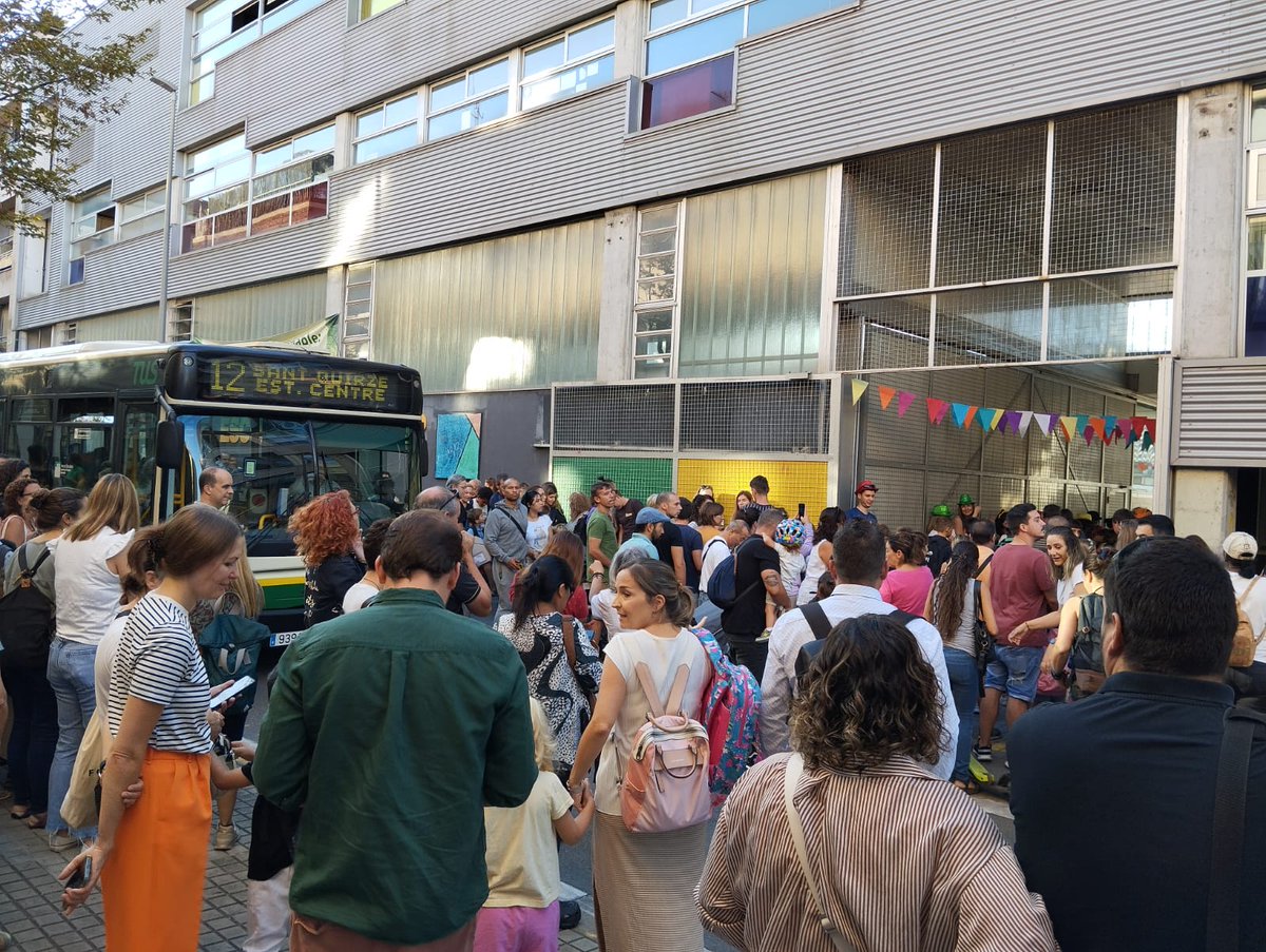 mariabonet_SBD's tweet photo. Malauradament l’inici del curs escolar no ha estat igual per a totes les escoles de #Sabadell @socmartafarres @aj_sabadell @sbdterritori @sbdesporteduca @tussccl
Segueix fil 🧵👇 https://t.co/Sx8RqwbiCp
