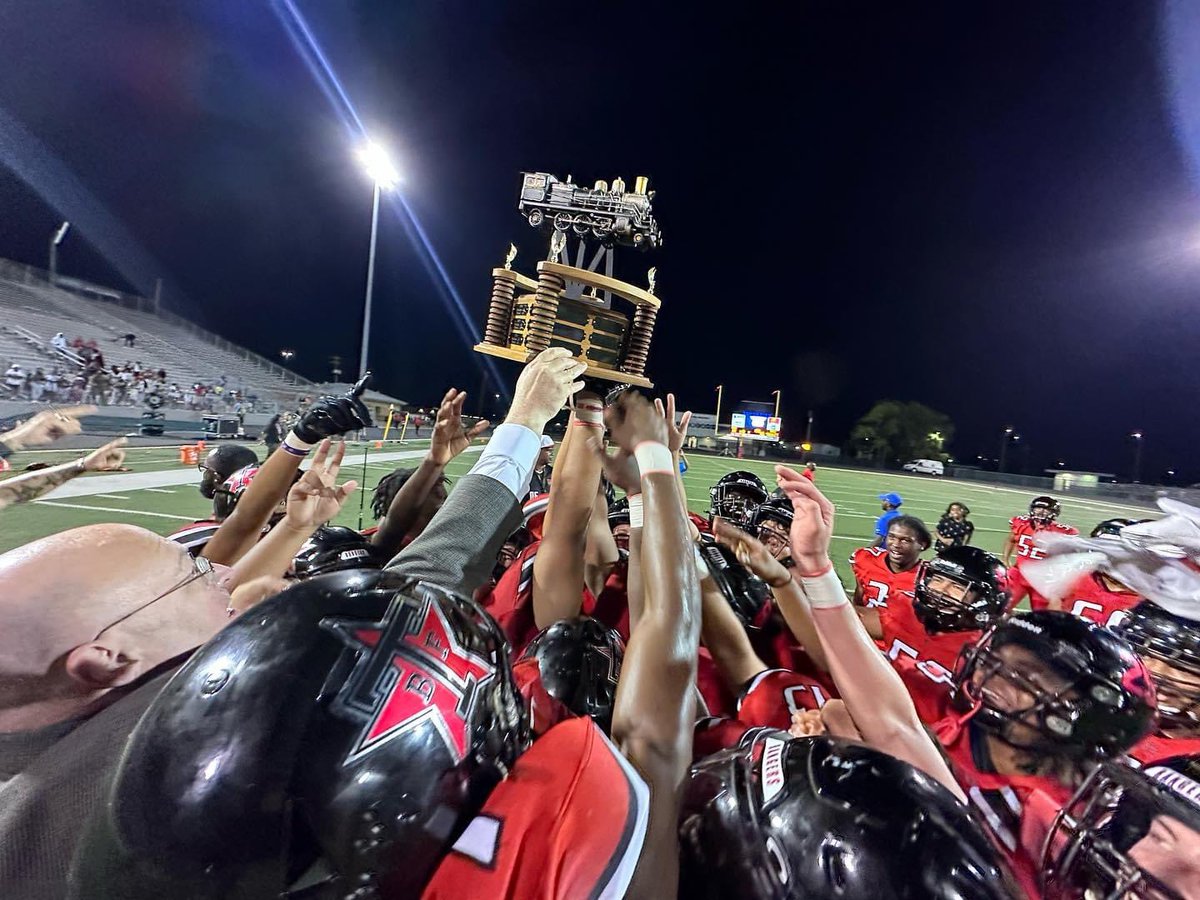 BFTerryFootball's tweet photo. We fought till the very end and came home with the hardware! #WorkHarder https://t.co/d8B699Fwlw
