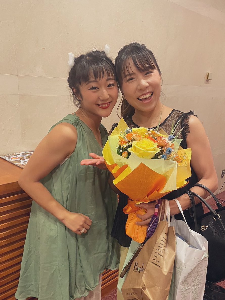 mimooo_n's tweet photo. 昨日は、ホルン奏者である宮崎里咲の
ソロリサイタルへ。
里咲は市船吹奏楽部のOG。教え子です。同じく市船吹部OGでダンサーの薫とのデュエットを振付させてもらいました。
今日も思い出してウルウル。改めて客席からみたら、2人への愛がダダ漏れw
素晴らしいリサイタルでした！ https://t.co/Kerm5Fi5Jh