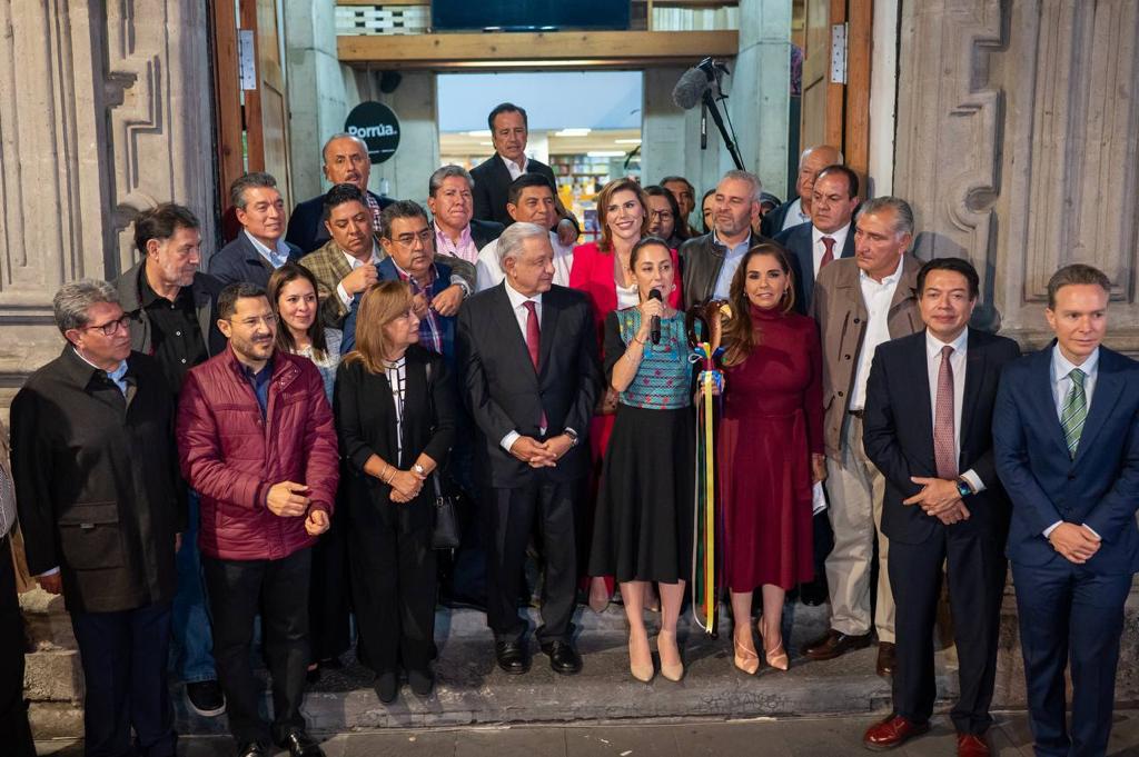 mario_delgado's tweet photo. El Bastón de Mando no es un símbolo hueco; representa la confianza que el pueblo le dio a nuestro Presidente @lopezobrador_. Guarda los anhelos de la diversidad de nuestro país, de los olvidados, de los de abajo, de aquellas mujeres y hombres que siempre buscaron una oportunidad y se las negaron. 

Hoy está en tus manos, querida Dra. @Claudiashein. Sabemos que este legado histórico que dejará nuestro presidente seguirá por buen camino en el porvenir bajo tu liderazgo.

Del pueblo venimos y a él nos debemos. ¡Felicidades!