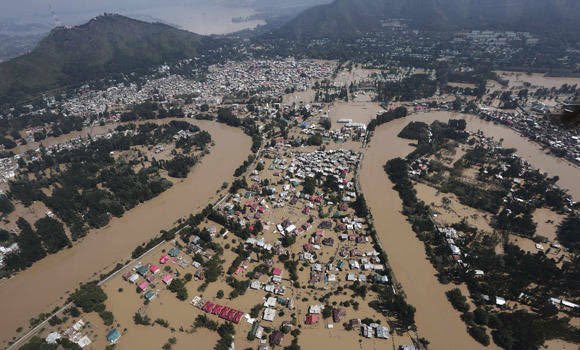 Younus__Bashir's tweet photo. Lest we forget 2014 devastated September:
Exactly 9 years from today Kashmir was submerged in one of the worst floods. The scenes were heartbreaking and unbearable across the otherwise hustling bustling markets of Srinagar. #Kashmir #September2014 #Floods https://t.co/qxN3dviL4q