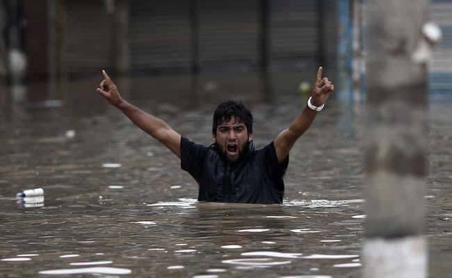 Younus__Bashir's tweet photo. Lest we forget 2014 devastated September:
Exactly 9 years from today Kashmir was submerged in one of the worst floods. The scenes were heartbreaking and unbearable across the otherwise hustling bustling markets of Srinagar. #Kashmir #September2014 #Floods https://t.co/qxN3dviL4q