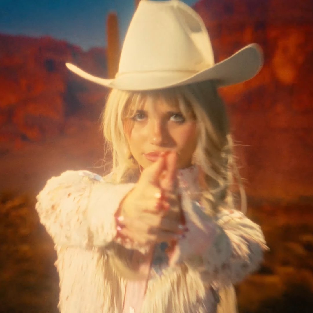 InfoNessaBR's tweet image. O que acharam do clipe de 'Sick of Myself'? 👀