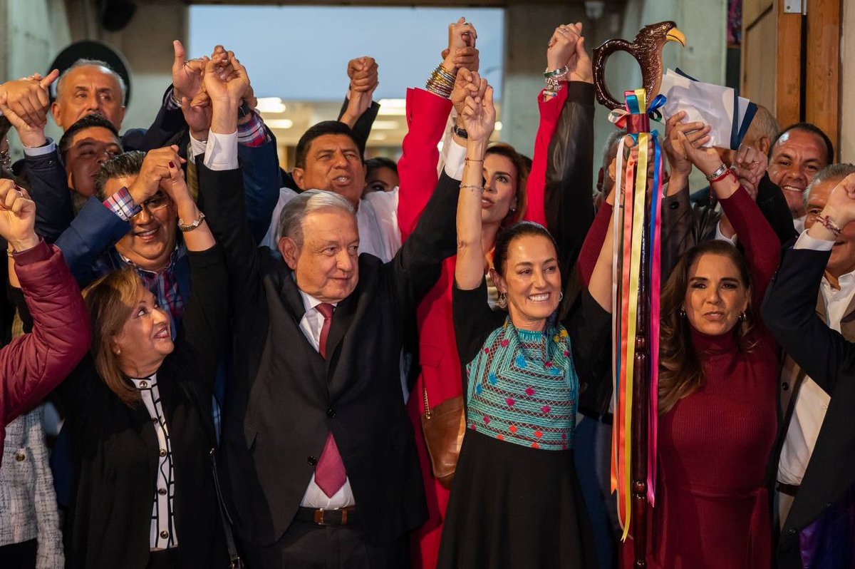 AbrahamCarro's tweet photo. La entrega del bastón de mando representa representa la confianza que el pueblo le dio a nuestro presidente Andrés Manuel, y que ahora el le pasa a Claudia Sheinbaum.

Mexico seguirá transformándose y el pueblo que nunca se rinde, no dejará de luchar. https://t.co/uLbHzCgHqs