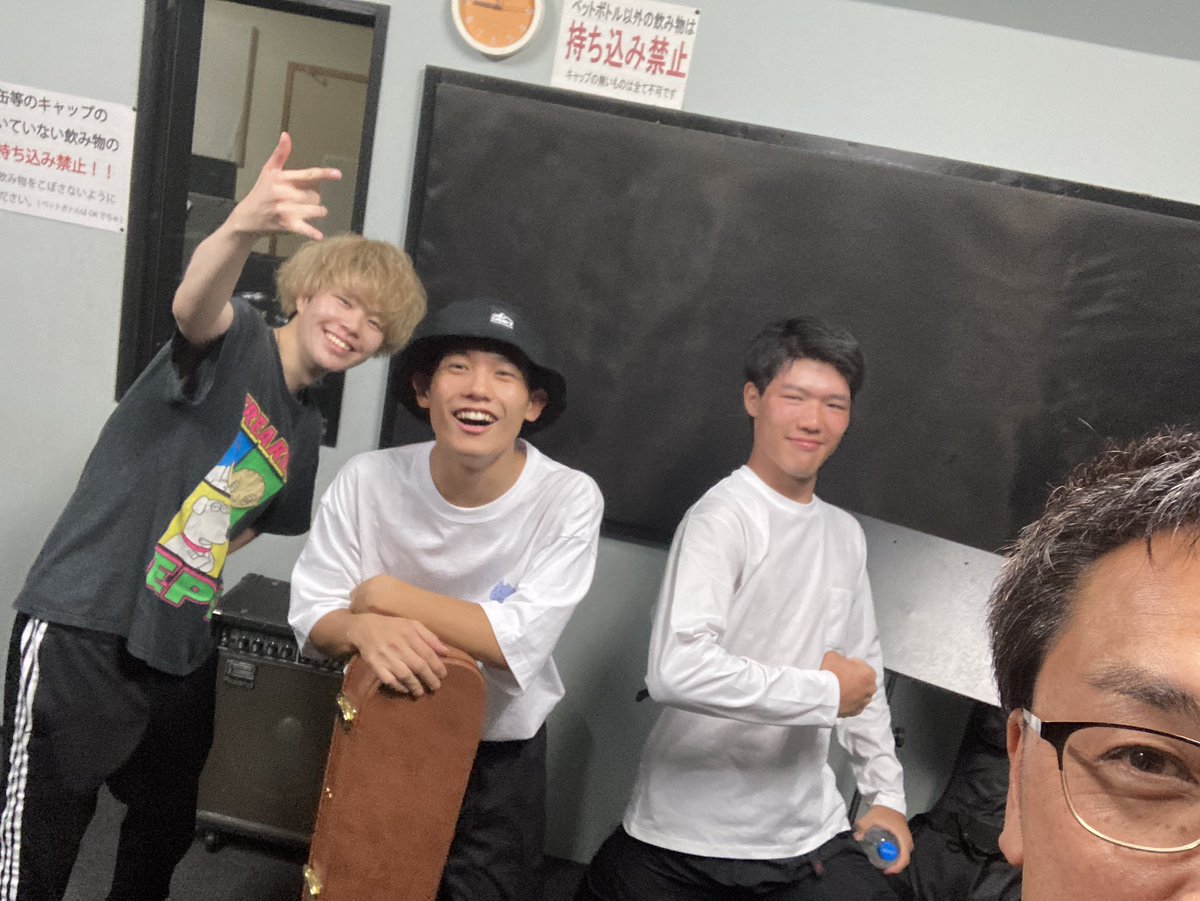 niihama_jd's tweet photo. 練習に来たVELLYとHitSkillsメンバー。
二組は9月10日のライブに出演します。
#VELLY
#HitSkills
#新居浜ジャンドール https://t.co/tbINQw7Uyp