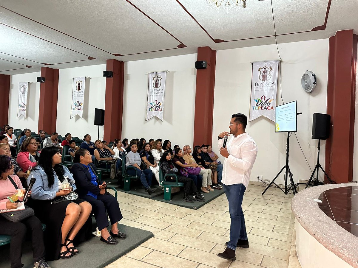 JaimeGuzOroz's tweet photo. Hoy dimos a conocer el programa #EmprendimientoDigitalparaMujeres en el municipio de #Tepeaca con mujeres empresarias, mujeres emprendedoras de la región, bienvenidas al programa. https://t.co/grlAeLZk3P