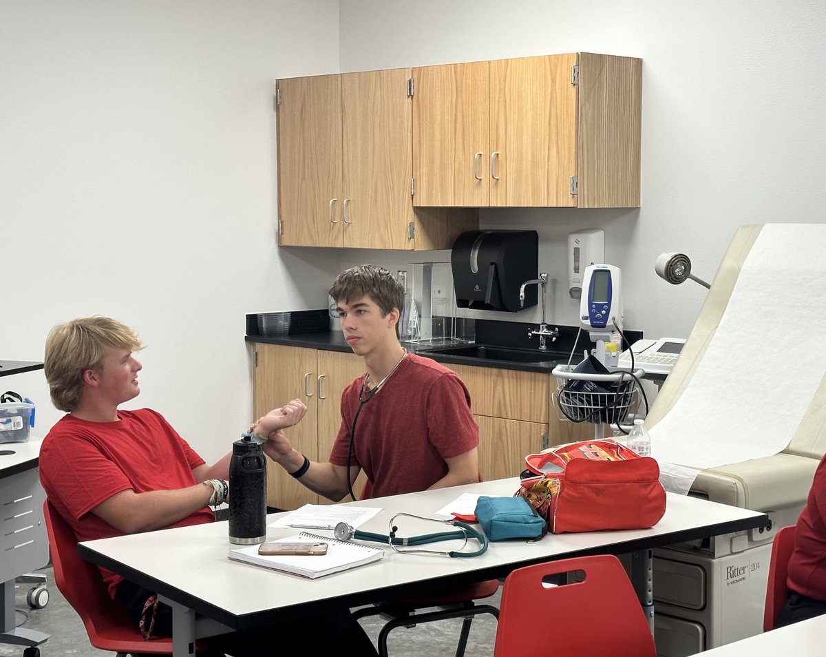 ValentaNISD's tweet photo. 🚑 First skills day for our @NHSTexans EMT students! 🩺 They’re gearing up for success with hands-on training and simulated emergencies. 💪🏥#EMTTraining #SkillsDay #FutureReady @NisdCTE  @schoolofems https://t.co/GoAIlJy7tP