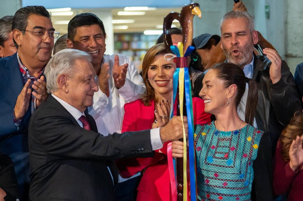 juliomenchaca_'s tweet photo. Con mucho gusto acompañamos al presidente @lopezobrador_ a la entrega del bastón de mando a la doctora @Claudiashein.

Hoy confirmamos que en nuestro movimiento hay unidad y entusiasmo para que continúe la transformación del país en beneficio del pueblo. https://t.co/sIZkbwSWA3