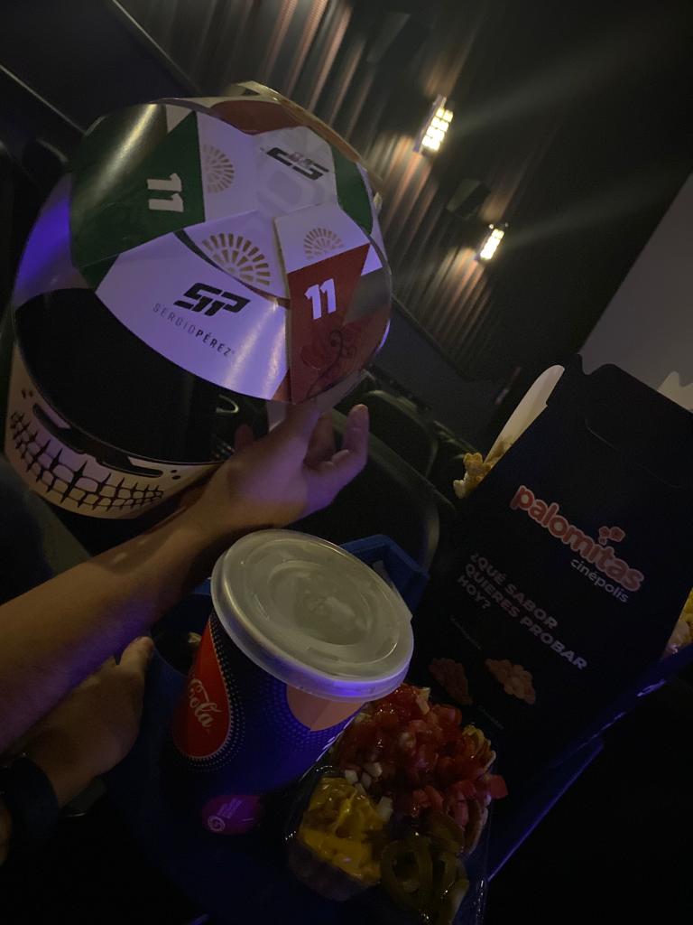 JoelFlo23's tweet photo. Bueno pues a ver la monja haber que tal ,,,, y gracias @Cinepolis por sacar el #checombo y ya tengo mi casco de SP11 😉 https://t.co/SStDXxwNcg
