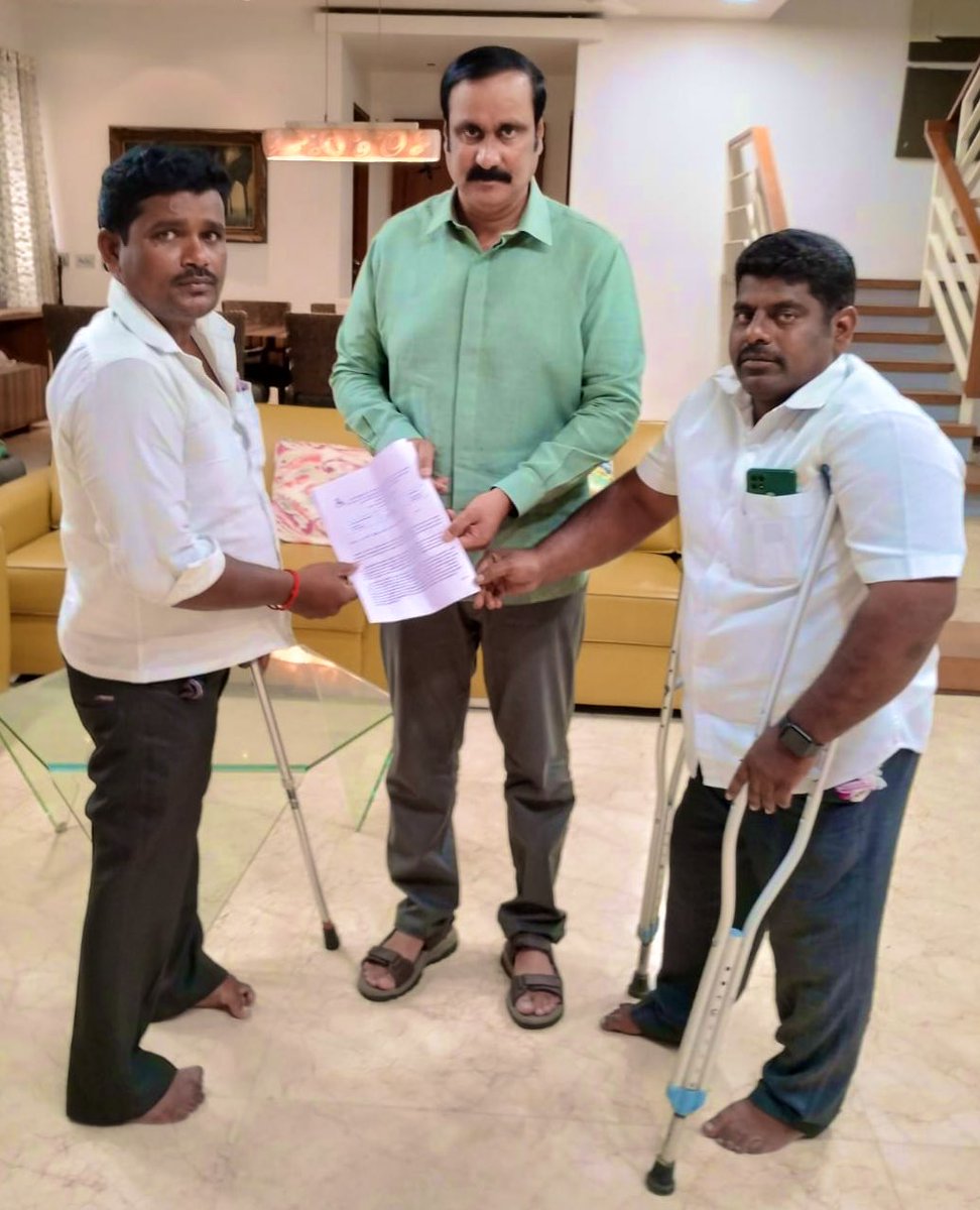 draramadoss's tweet photo. சிறப்பு இடைநிலை ஆசிரியர் பயிற்சி பெற்ற மாற்றுத்திறனாளிகளுக்கு ஆசிரியர் பணி வழங்க வேண்டும்! 

சென்னை பூவிருந்தவல்லியில் செயல்பட்டு வரும்  மாற்றுத்திறனாளிகளுக்கான சிறப்பு இடைநிலை ஆசிரியர் பயிற்சிப் பள்ளியில் 2008-10 முதல் 2011-13 வரை படித்து பட்டயம் பெற்ற மாற்றுத்திறனாளிகளுக்கு கடந்த பத்தாண்டுகளுக்கும் மேலாக வேலை வழங்கப்படாததும்,  அதைக் கண்டித்து மாற்றுத்திறனாளி ஆசிரியர்கள் வரும் 11-ஆம் நாள் சென்னையில் போராட்டம் நடத்தவிருப்பதும் மிகுந்த வருத்தமளிக்கின்றன. உரிமை வழங்கப்பட வேண்டிய மாற்றுத்திறனாளிகளுக்கு கருணை கூட காட்டப்படாதது நியாயமல்ல.

மாற்றுத்திறனாளிகள் கல்வி கற்பதே அதிசயமாக இருந்த நிலையில், அவர்களை கற்பிக்கும் ஆசிரியர்களாக மாற்ற வேண்டும் என்ற நோக்கத்துடன் பூவிருந்தவல்லியில் செயல்பட்டு வரும் பார்வையற்றோருக்கான அரசு மேல்நிலைப்பள்ளி வளாகத்தில் மாற்றுத்திறனாளிகளுக்கான சிறப்பு இடைநிலை ஆசிரியர் பயிற்சி மையம் கடந்த 2004-ஆம் ஆண்டில் அமைக்கப்பட்டது.  அப்பள்ளியில் 2004 முதல் 2009 வரை பயின்ற அனைத்து மாற்றுத்திறனாளிகளுக்கும் அரசு பள்ளிகளில் இடைநிலை ஆசிரியர் பணி வழங்கப்பட்டது. ஆனால், அதன்பின் 2008-10 முதல் 2011-13 வரை படித்தவர்களுக்கு கடந்த 10 ஆண்டுகளாக பணி வழங்கப்படவில்லை. இது பெரும் சமூக அநீதியாகும்.

2013-ஆம் ஆண்டுக்குப் பிறகு அரசு பள்ளிகளுக்கு இடைநிலை ஆசிரியர்களோ, பட்டதாரி ஆசிரியர்களோ  தேர்ந்தெடுக்கவேபடவில்லை. அதற்காக அரசுத் தரப்பில் ஆயிரம் காரணங்கள் கூறப்படுகின்றன. பொதுப்பிரிவினருக்கு ஆசிரியர் பணி வழங்குவதற்கும், மாற்றுத் திறனாளிகளுக்கு ஆசிரியர் பணி வழங்குவதற்கும் ஏராளமான வேறுபாடுகள் உள்ளன. தமிழக அரசு பள்ளிகளில் பல்லாயிரக்கணக்கான  ஆசிரியர் பணியிடங்கள் காலியாக உள்ள நிலையில், மாற்றுத்திறனாளி சிறப்பு இடைநிலை ஆசிரியர்களுக்கு  முன்னுரிமை அடிப்படையில்  அவர்களுக்கு வேலை வழங்கப்பட்டிருக்க வேண்டும். அதை செய்ய தமிழக அரசு தவறி விட்டது.

மாற்றுத்திறனாளி சிறப்பு இடைநிலை ஆசிரியர்கள் பல ஆண்டுகளுக்கு முன்பே அப்போதைய திமுக தலைவர் கலைஞரையும்,  அப்போதைய எதிர்க்கட்சித் தலைவர் மு.க.ஸ்டாலின் அவர்களையும் நேரில் சந்தித்து, இந்த கோரிக்கையை முன்வைத்த போது,  திமுக ஆட்சிக்கு வந்தவுடன் அவர்களின் கோரிக்கைகள் நிறைவேற்றப்படும் என்று உறுதியளித்தனர். ஆனால், திமுக அரசு அமைந்து இரண்டரை ஆண்டுகள் ஆகிவிட்ட நிலையில், அவர்களால் முதலமைச்சரை சந்திக்கக்கூட முடியவில்லை என்று கூறப்படுகிறது.  சமூகத்தில் மாற்றுத்திறனாளிகளின் நிலை ஆட்சியாளர்கள் நன்றாக அறிந்தது தான். அவர்களின் வாழ்க்கை நிலையை மேம்படுத்தும் வகையில்  மாற்றுத்திறனாளி  சிறப்பு இடைநிலை ஆசிரியர்கள் அனைவருக்கும்  உடனடியாக ஆசிரியர் பணி வழங்க அரசு நடவடிக்கை எடுக்க வேண்டும்.