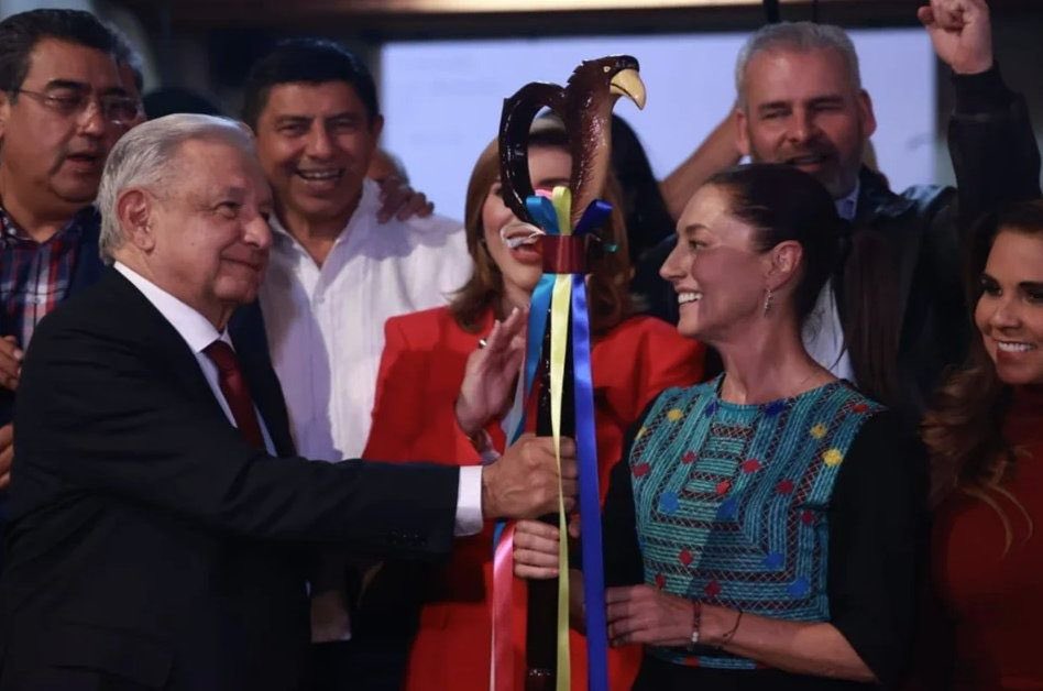 AstroLogica__'s tweet photo. Tengo sentimientos y emociones encontrados. 

Me duele el alma saber que el sexenio de @lopezobrador_ termina en un año.. y ya no tendremos su presencia en nuestras vidas, a diario como en sus mañaneras. 
Me duele el alma.

Pero, también sé, que mi Cabecita de Algodón ❤️ ya merece disfrutar a su familia, a su hijo Jesús y a Beatriz, su esposa.

Nos ha dado, tanto, nos ha dado todo.. Y nos deja un legado invaluable para seguir avanzando como pueblo, como nación,  hasta convertirnos, nosotros, en el sueño mexicano, al que todos los países hermanos voltean a ver para seguir nuestro ejemplo… Pero, aún así, me duele el alma y no quiero que tu sexenio acabe nunca, Cabecita de Algodón ❤️. Mi presidente eterno .

Mi único consuelo es saber que Claudia seguirá con tu invaluable legado y con el proyecto de nación, ese sueño, ese ideal de país que has anhelado y por el cual luchaste, por tantas décadas y que hoy, nos dejas impreso en nuestros corazones y consciencias, para siempre. 

Nosotros, tampoco te vamos a fallar @lopezobrador_ , como tú que nunca nos has fallado, porque “amor con amor se paga” y con el mismo amor te colmamos de agradecimiento y bendiciones. 

Te prometo,  en mi nombre y en el de millones de mexicanos que vamos a cuidar tu legado. Y vamos a apoyar y a defender a Claudia, con la misma fuerza y amor con el que te hemos defendido, de tus adversarios. Y como nos hemos defendido de los que odian al pueblo. 

La #4taTransformación es y será el rumbo y la dirección de México hacia un porvenir próspero y feliz, con bienestar para todos, como siempre soñaste e idealizaste, a nuestro gran país y a nuestro hermoso y valioso pueblo. 

Con Claudia avanzaremos y consolidaremos tus y nuestros anhelos de una patria de derechos,  donde quepamos todos y donde ningún mexicano se quede atrás por falta de oportunidades. 
Cuidaremos a las infancias, a los jóvenes, a los ancianos nobles y a las mujeres y hombres que luchan y trabajan por esta valerosa tierra, junto a Claudia, siguiendo tu ejemplo. 

Gracias por confiar en nosotros tu pueblo. Aunque me sigue doliendo el alma, sé que es el tiempo de hacernos cargo.. Junto a ti hemos crecido y madurado como pueblo y estamos listos para soltar tu mano y ser protagonistas de nuestro destino. 
Aunque, me duela el alma cuando partas a vivir para ti y contigo. 

#TeAML❤️
#AMLOaClaudia