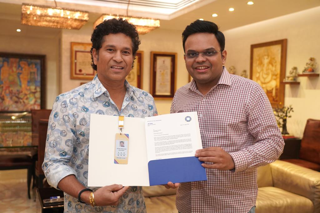 BCCI's tweet photo. 🏏🇮🇳 An iconic moment for cricket and the nation!

As part of our "Golden Ticket for India Icons" programme, BCCI Honorary Secretary @JayShah presented the golden ticket to Bharat Ratna Shri @sachin_rt.

A symbol of cricketing excellence and national pride, Sachin Tendulkar's journey has inspired generations. Now, he'll be part of the @ICC @cricketworldcup 2023, witnessing the action LIVE. 🙌🏆