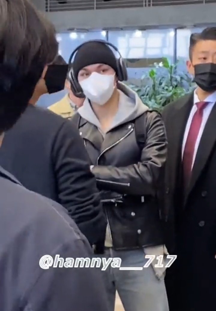 vernonlovebot's tweet photo. the way they looking like it's somebody else's fault they lost their passports 😭😭 https://t.co/SNAfWNyIpG