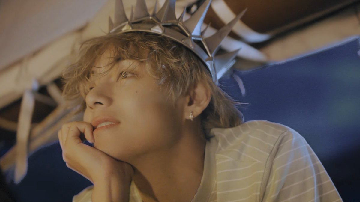 UniversBTS_'s tweet photo. 📝 O que dizer desse refrão MARAVILHOSO? 💗👑🗣️

“Talvez nós pudéssemos estar dançando lentamente, até de manhã
Nós poderíamos estar namorando, a noite toda”

SLOW DANCING OUT NOW 
LAYOVER OUT NOW
#LAYOVER_V #SlowDancingbyV
🦉 @BTS_twt https://t.co/VY1fjawGGn