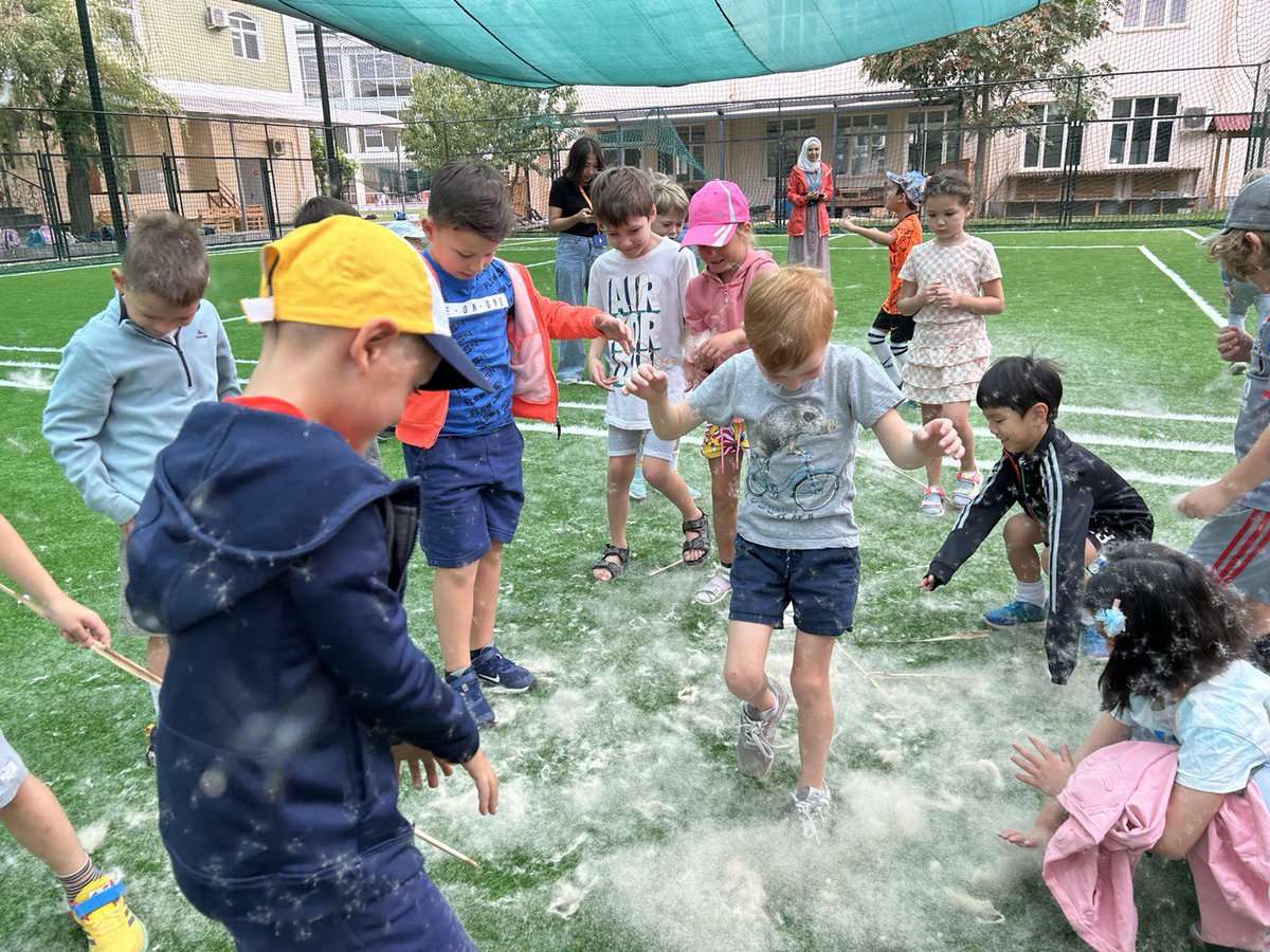 What do Grade 1 students do when they encounter cattail (Typha) seeds ...#play #tashschool <a href="/billkralovec/">Bill Kralovec</a> <a href="/LenaGT/">Lena Thomson</a> <a href="/DohaDerek/">Derek Nelson</a> #OutdoorLearning #Nature