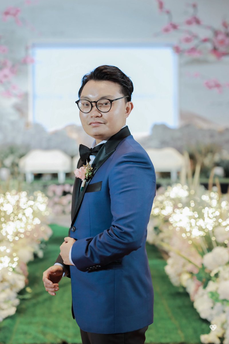 Dhamm_s's tweet photo. @dieworkwear sir im a big fan, would you please comment my wedding suit ? Am i break the tradition with my crazy idea to got a two toned suit 😁 https://t.co/TS56u1Phup