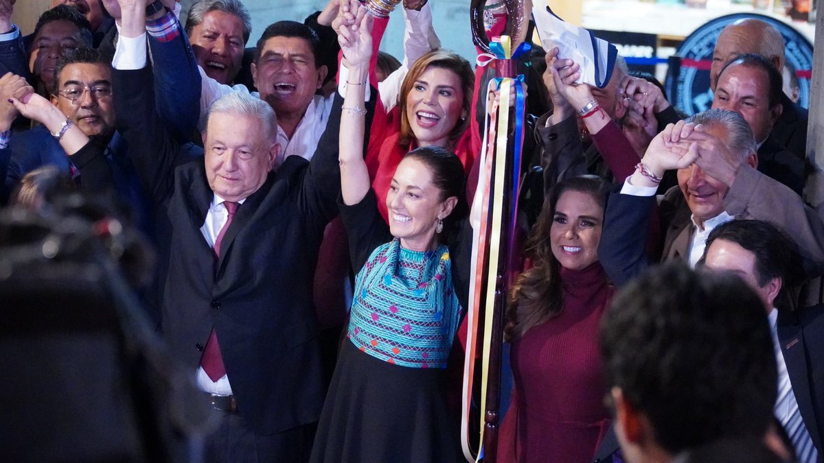 ChristianV_S's tweet photo. Por la continuidad de la 4T, nuestro presidente @lopezobrador_ le hizo entrega del bastón de mando a la Dra.@Claudiashein.
“Con el pueblo todo, sin el pueblo nada.” https://t.co/uylrFr3UJn