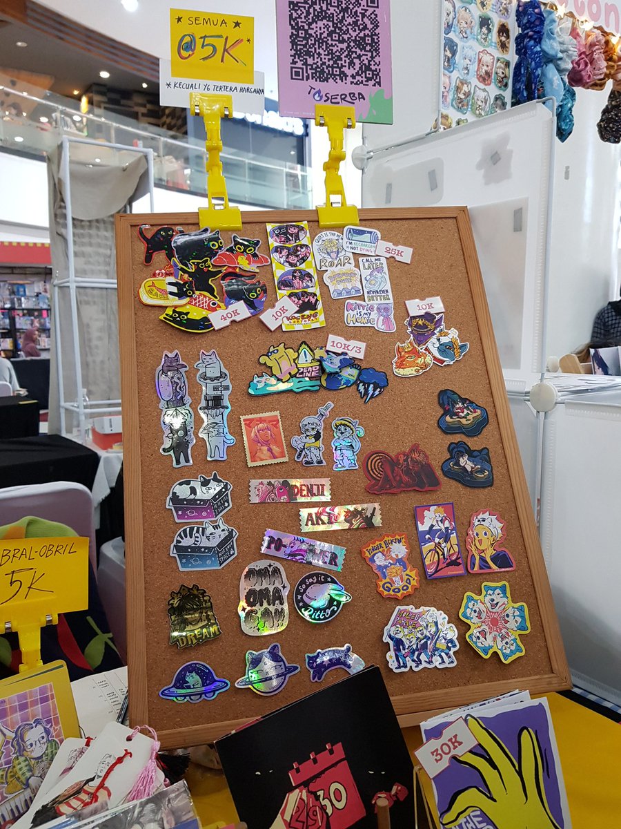 toserbaes's tweet photo. We're currently boothing at STICKRFEST Bandung with our friends at KATSKWAT and we have a corkboard full of stickers! Don't hesitate to give them a closer look!
Head on to Istana BEC, Bandung, we're here till Sunday and don't forget to say hi!
#STICKRFEST #SalamTempel https://t.co/j3M8RUi7jp
