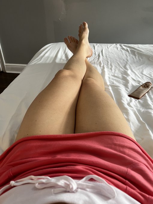 Thank goodness it's Friday!  What are you doing this weekend? #FridayVibes #Chilling #phoebeswinger https://t<a href="/tag/chilling"class="tags"><span>#chilling</span></a><a href="/tag/fridayvibes"class="tags"><span>#fridayvibes</span></a><a href="/tag/phoebeswinger"class="tags"><span>#phoebeswinger</span></a>