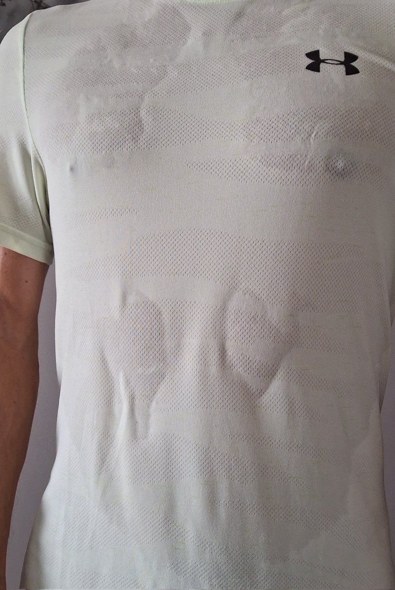 #VendrediTorse en mode T-shirt mouillé💦 après la séance de sport 🏃🏼 (non,non, je n'ai pas les tétons qui pointent... 😅 #Nipplegate)
Bonne journée ! 

#running
#fitover50
#FridayMotivation