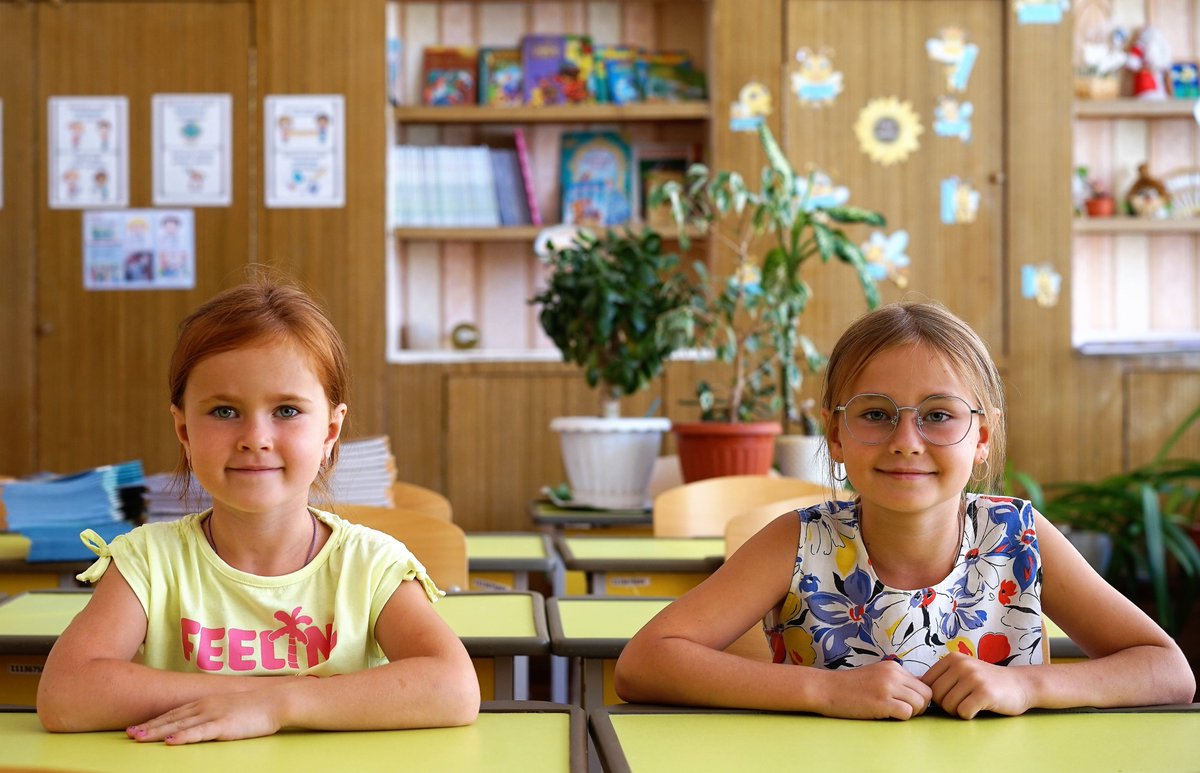 Varvara and Mariana from Paniutyne are among thousands of 🇺🇦 children whose schools have been damaged by the war. These days, sisters are starting a new academic year, hoping to return to their classrooms soon. Their school is now being restored by the EU and our partner @UNOPS.