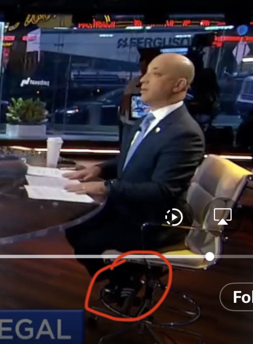 TheTargeted's tweet photo. @elonmusk I don’t know who is right and who is wrong, but what really got my attention here is whether he wears flip flops or it’s just my imagination 💭 😂🤷‍♀️ https://t.co/TsicooQhPQ