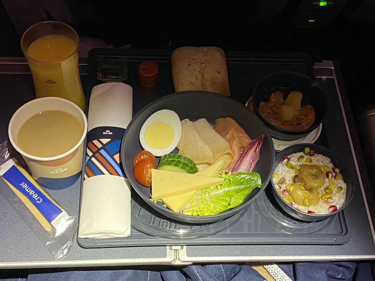 Après une très belle semaine de vacances à Chicago, c’est l’une des meilleures villes américaines que j’ai connu grâce à son puissant lac Michigan ! Je rentre en Europe avec le vol KL612 ORD-AMS en B787-10 Dreamliner en Premium Economy une très belle classe W ! Bravo KLM !