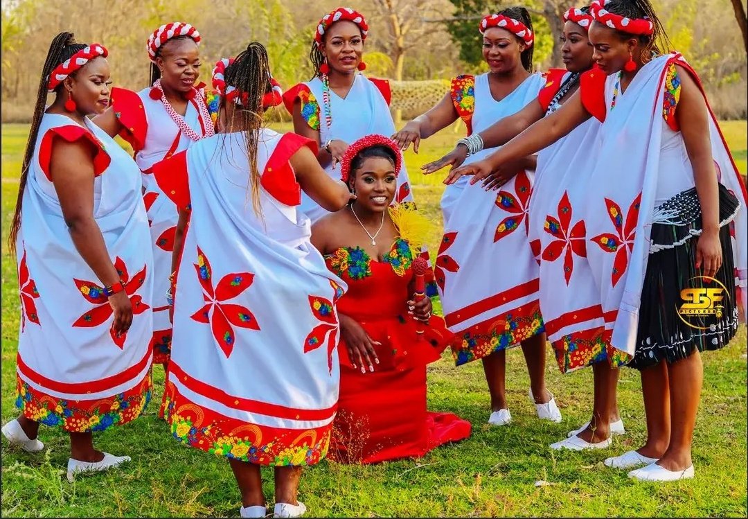 SamorahChauke's tweet photo. Good morning Africa from Limpopo, South Africa 🇿🇦 😍.
Those beautiful Queens are tsonga and their tradition attire ❤️  known as XIGAZA of Magaza https://t.co/7rDNTUkMDK