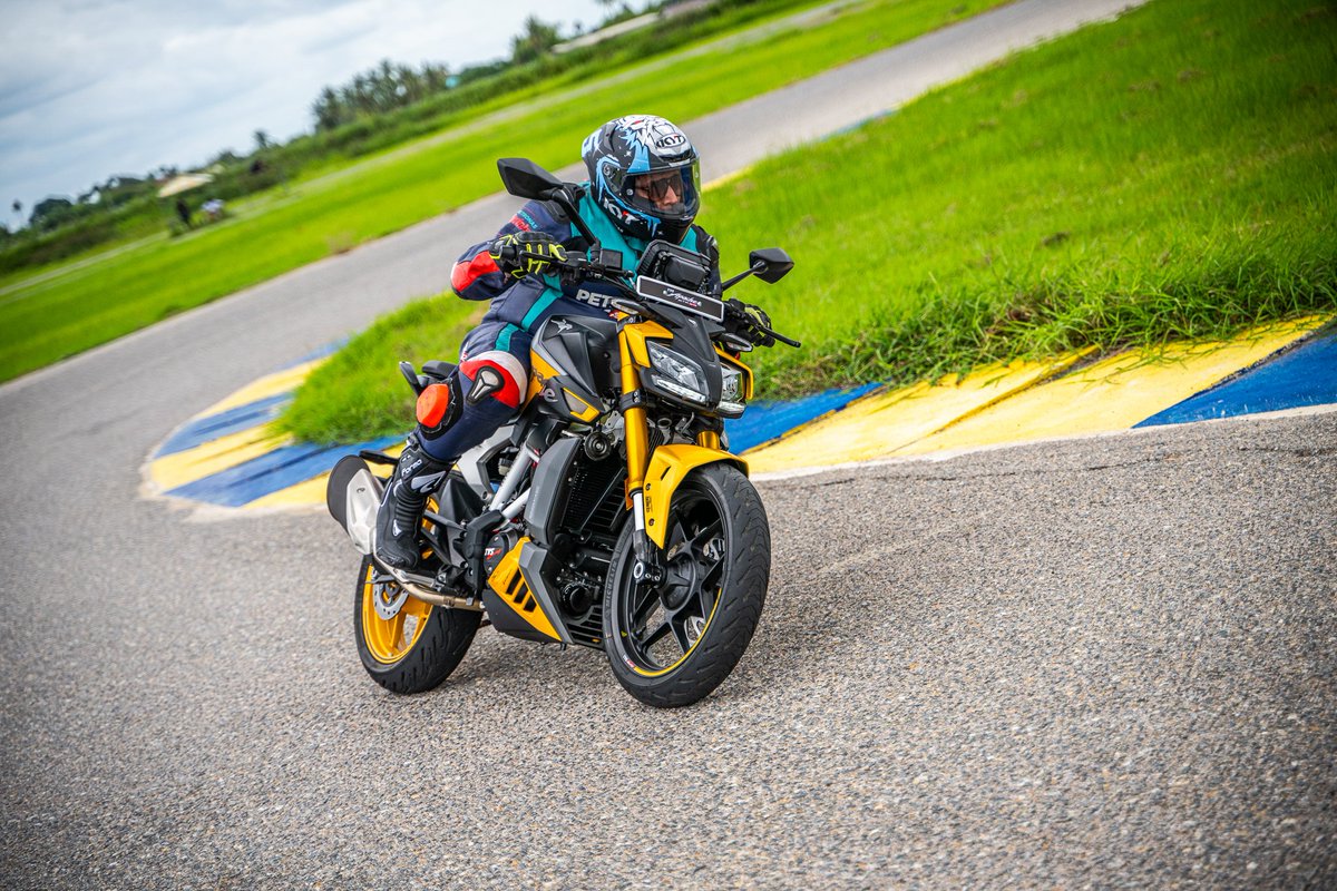 BunnyPunia's tweet photo. What fun it was riding this naked street-fighter in both urban and racing environments yesterday!
The @TVSApacheSeries RTR 310 is more than just an Apache RR310 without a fairing.
Sharing some images from the experience yesterday!
#RestlessToPlay #RestlessToRace #TVSApacheSeries #TVSRacing #TVSMotorCompany