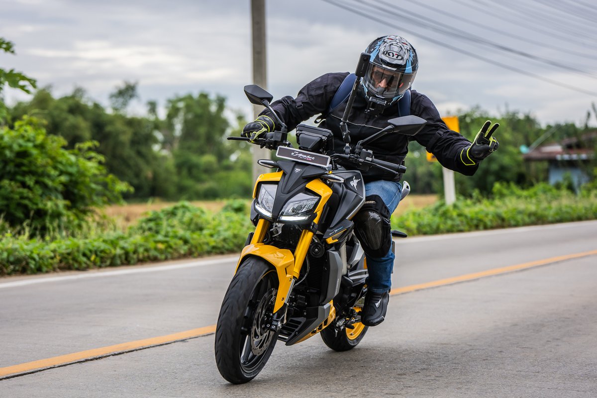 BunnyPunia's tweet photo. What fun it was riding this naked street-fighter in both urban and racing environments yesterday!
The @TVSApacheSeries RTR 310 is more than just an Apache RR310 without a fairing.
Sharing some images from the experience yesterday!
#RestlessToPlay #RestlessToRace #TVSApacheSeries #TVSRacing #TVSMotorCompany