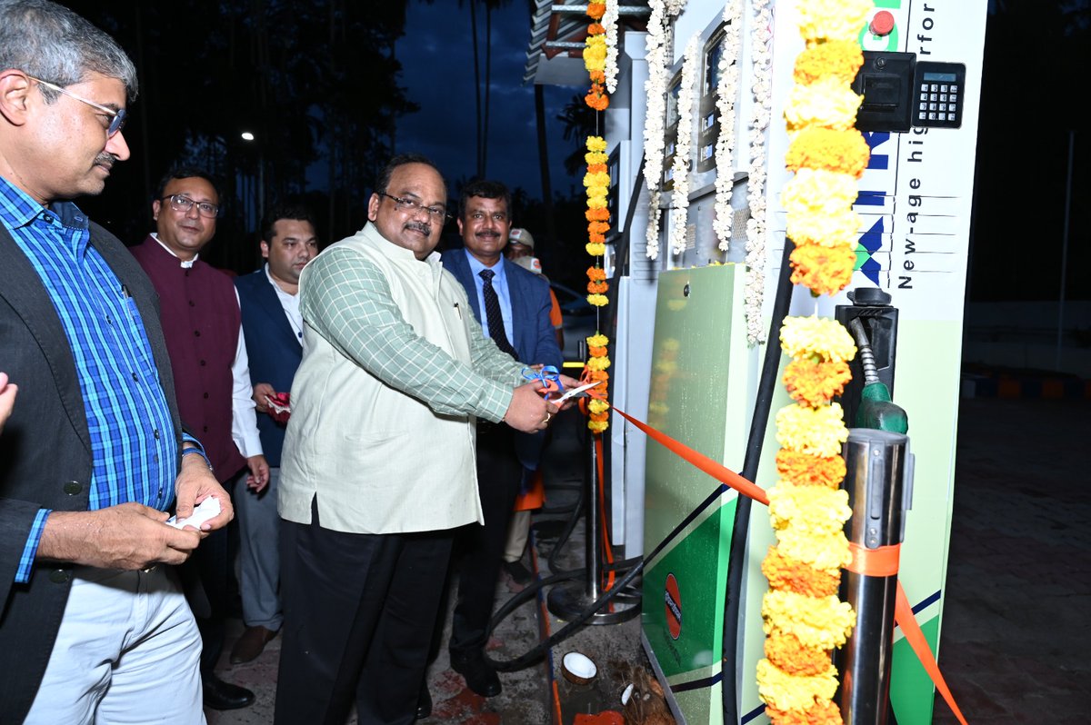 DirMktg_iocl's tweet photo. No hardship location is ever hard for us to reach!  

@IndianOilcl is the only one that operates and ensures the energy security in #Portblair truly reflecting our #NationFirst commitment and I am also delighted to visit Eniyasundarapandian retail outlet operated by the dedicated team who are driven by the strong values of #IndianOil.