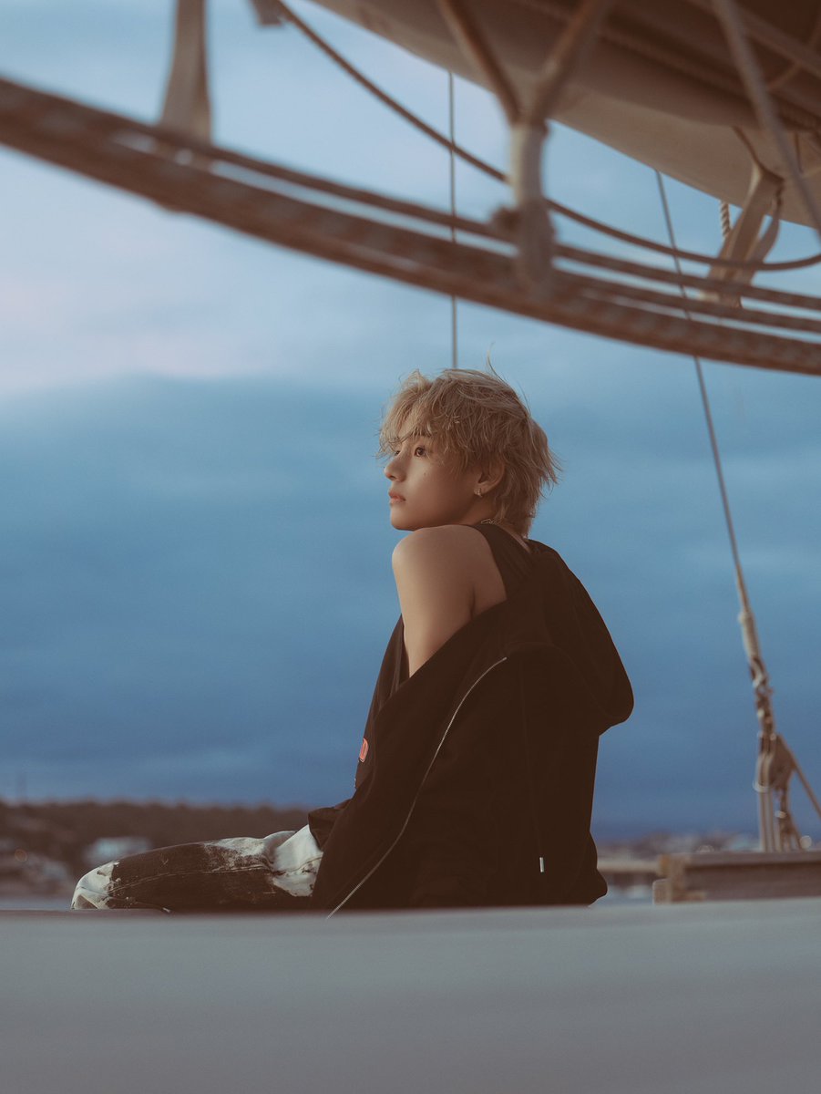 rmbtswd's tweet photo. #V - For Us (Traducción Español) #LAYOVER_V 

Pasaste de estar en mi casa a
"Fue un placer conocerte"
Y me rompe el corazón
Que dimos lo mejor de nosotros
Ahora estás en California
Todavía estoy esperando por ti
¿Cambiarás de opinión?
Lo dejaría todo
Para nosotros

++ https://t.co/5XqiMBiNkk