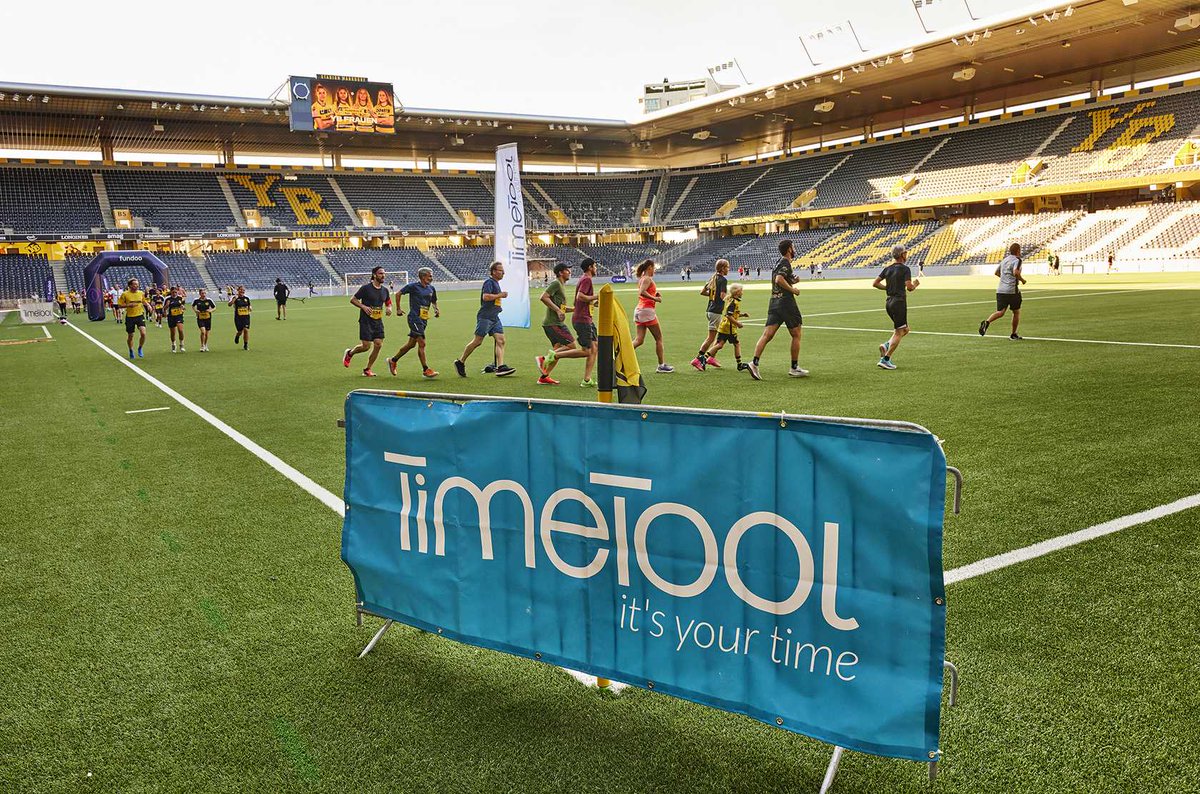 timetool_ag's tweet photo. Am Montag, 4. September 2023 liefen die Teilnehmenden gemeinsam 1'009.5 km in Total 3'365 Runden auf dem Rasen des Wankdorf Stadions. Dabei wurden CHF 83'115.- zugunsten der Weiterentwicklung der YB Frauen gesammelt. Alle Bilder gibt's hier: https://t.co/Vqnhv2VcBJ https://t.co/7NLmT7rW0R