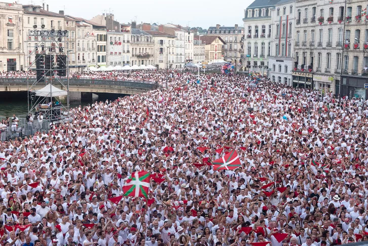 MediabaskInfo's tweet photo. Après la mort de Patrice Lanies, Bayonne ouvre une réflexion sur ses fêtes
#FDB2023 #Bayonne @VilleDeBayonne 
https://t.co/kPpjGxPis3 https://t.co/qQiq6Ij7OV