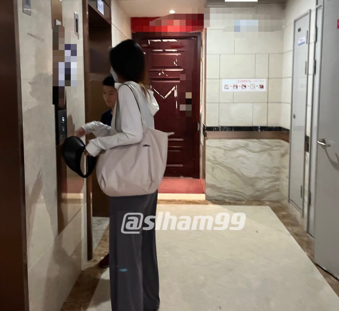 slham99's tweet photo. @meiribishai 高颜值的美女包头凉拖平底鞋，刚结完婚的小少妇，一起上的电梯，应该经常穿，非常浓，直接上头！
日常乐于助人保养鞋子。 https://t.co/sjB1c7LqjK
