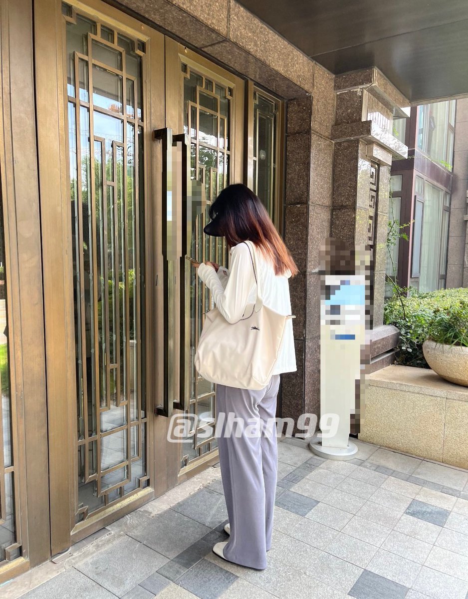 slham99's tweet photo. @meitiandasai 高颜值的美女包头凉拖平底鞋，刚结完婚的小少妇，一起上的电梯，应该经常穿，非常浓，直接上头！
日常乐于助人保养鞋子。 https://t.co/IZA1gyAtQJ