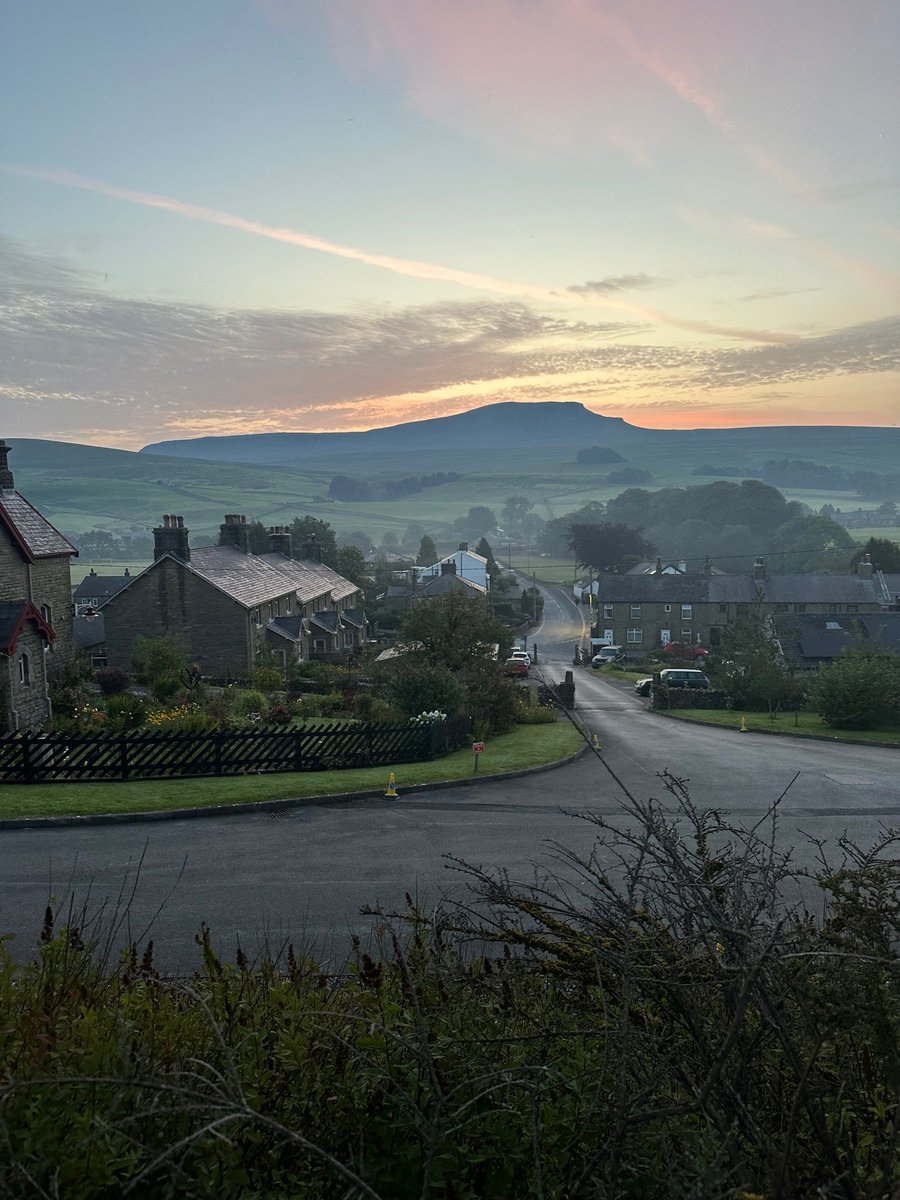 🌅 Rise and shine! Some pics in from our early morning walkers before they set off this morning on the Yorkshire Three Peaks! What an amazing sunrise and view of their journey ahead.
#teamwhittamcox #fundraising