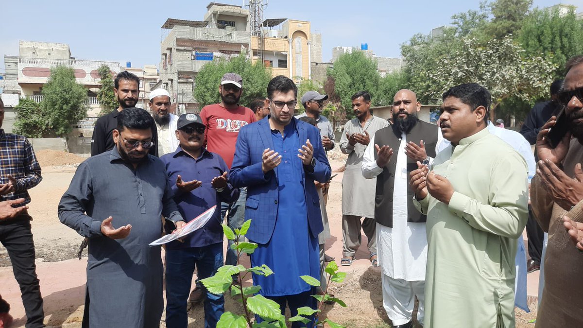 DCKhiCentral's tweet photo. #Project86 of #Project100 is the Family Park Sector 4, New Karachi, which is near completion. The land was totally encroached and was used by illegal parking mafia. Now, after the restoration and availability of grey water this park would become an oxygen tank for the area. https://t.co/D1APXClnLD