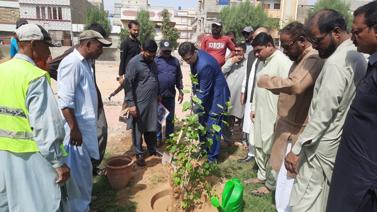 DCKhiCentral's tweet photo. #Project86 of #Project100 is the Family Park Sector 4, New Karachi, which is near completion. The land was totally encroached and was used by illegal parking mafia. Now, after the restoration and availability of grey water this park would become an oxygen tank for the area. https://t.co/D1APXClnLD