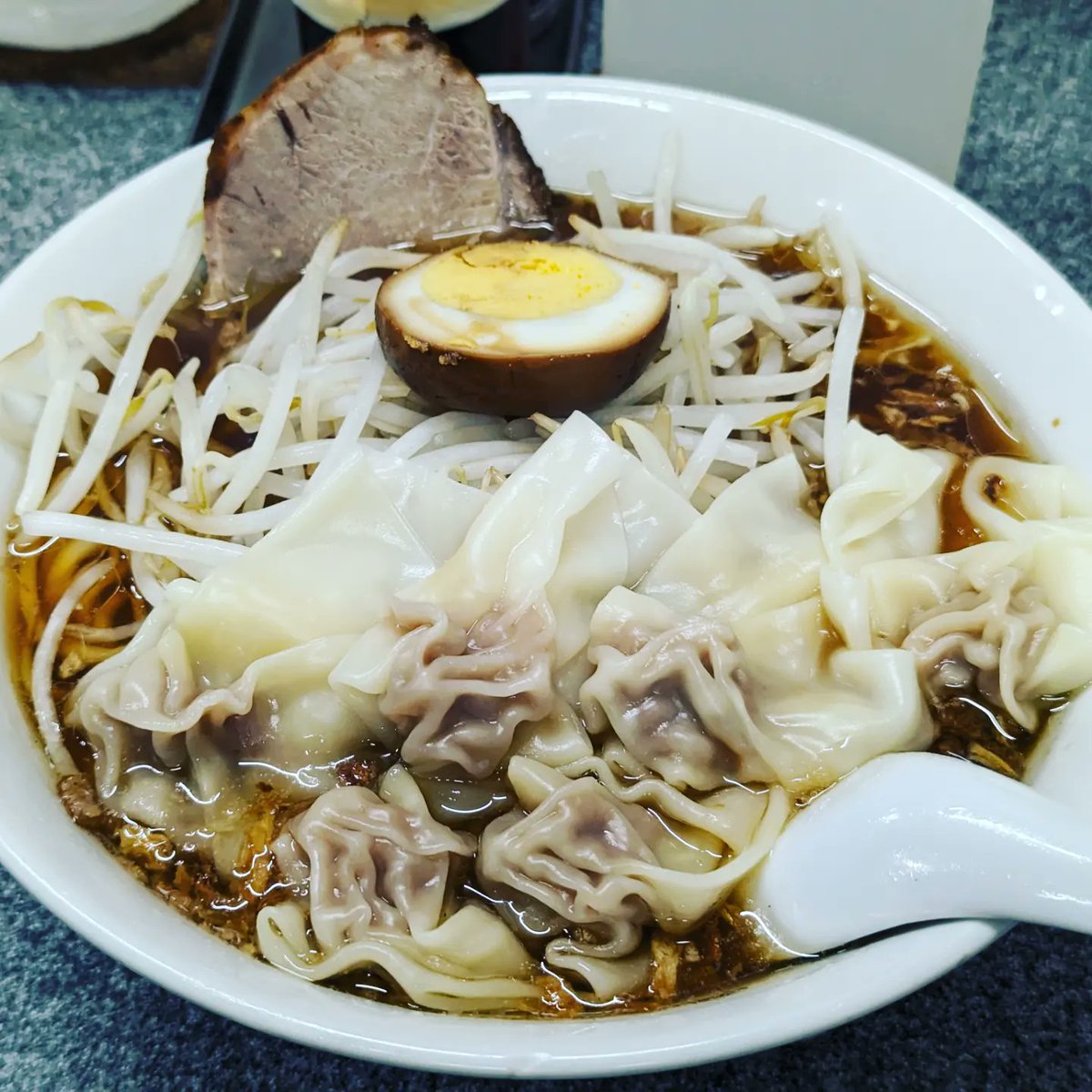 tateomif's tweet photo. 今日のランチは、ラーメンと餃子です。
I had ramen and dumpings for lunch today.

#Shibuya #渋谷 #lunch #ランチ #Kiraku #喜楽 #ramen #ラーメン #ワンタンメン #dumping #dumpings #餃子 #ギョウザ https://t.co/wCxuYO4SIn