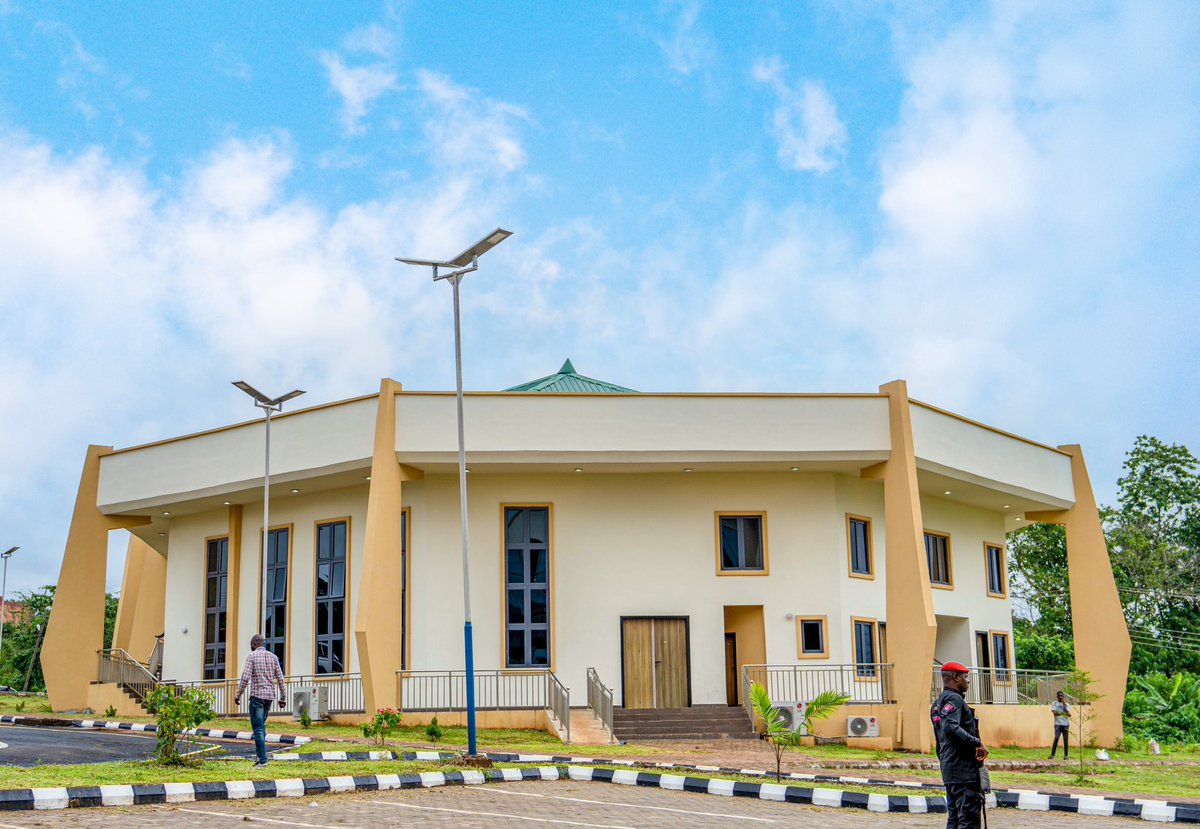 RtHonSheriff's tweet photo. To provide a conducive learning, teaching and research environment for our students and lecturers in our university system, I inaugurated 500-seater Auditorium, two of 250-seater Auditorium, building and furnishing of the Faculty of Agriculture, Administrative Building, Main Gate Building and internal roads at the Dennis Osadebay University, Anwai Asaba.
