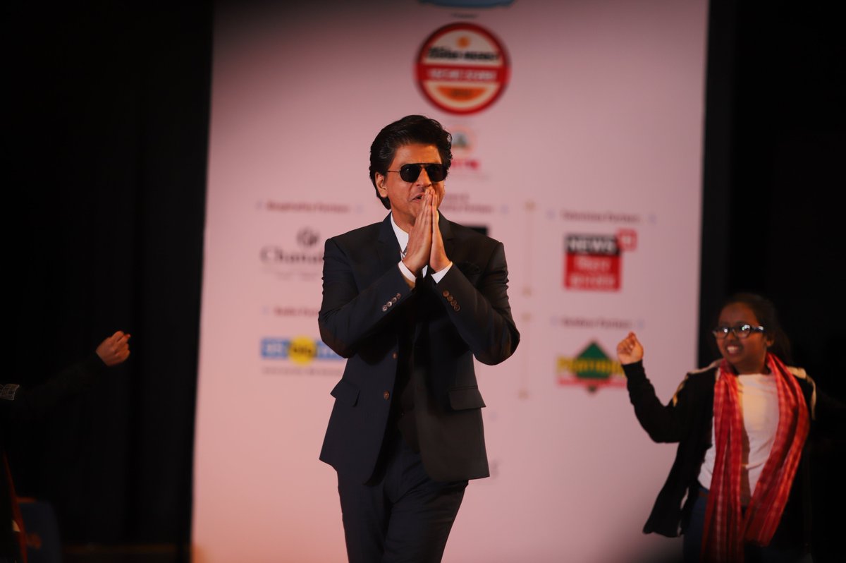 Eventossconnect's tweet photo. #throwback
Throwing it back to 2018 when the King of Bollywood, Shah Rukh Khan, graced the Dainik Bhaskar Utsav! From our dazzling event to his thrilling new release Jawan.

#DainikBhaskarUtsav2018 #Jawan #SRK #TeamEventoss #throwback https://t.co/AvUHczdUkr