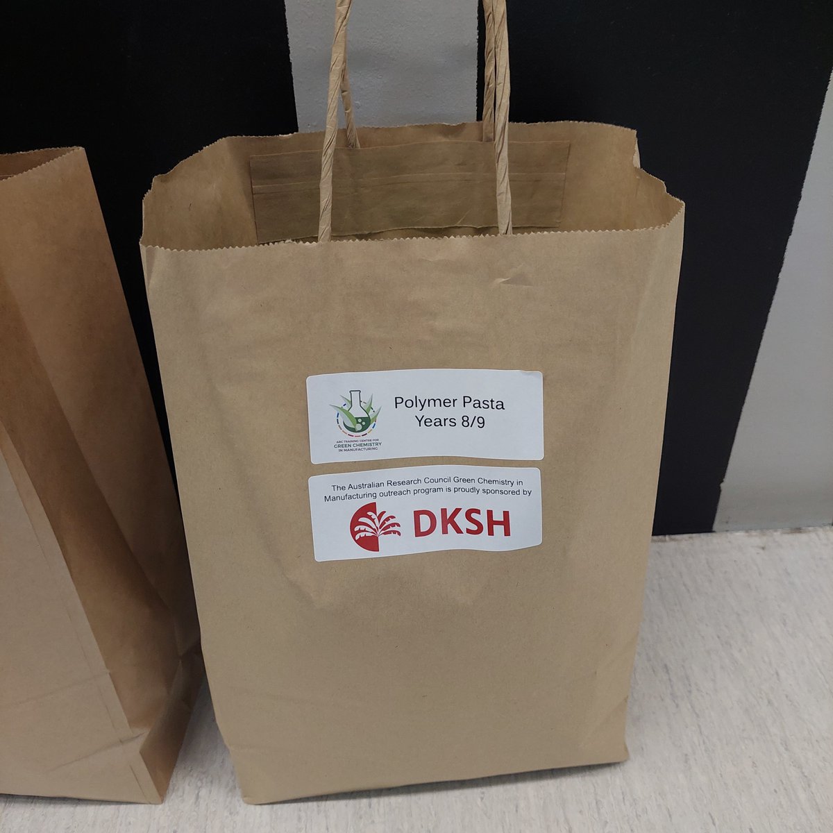 ARC_TCGCM's tweet image. A massive thank you to @dkshgroup Australia for sponsoring our Outreach Program. Through their generosity we&apos;ll be able to spread the green chemistry and sustainability message to more schools and students 🌳🌱🌏