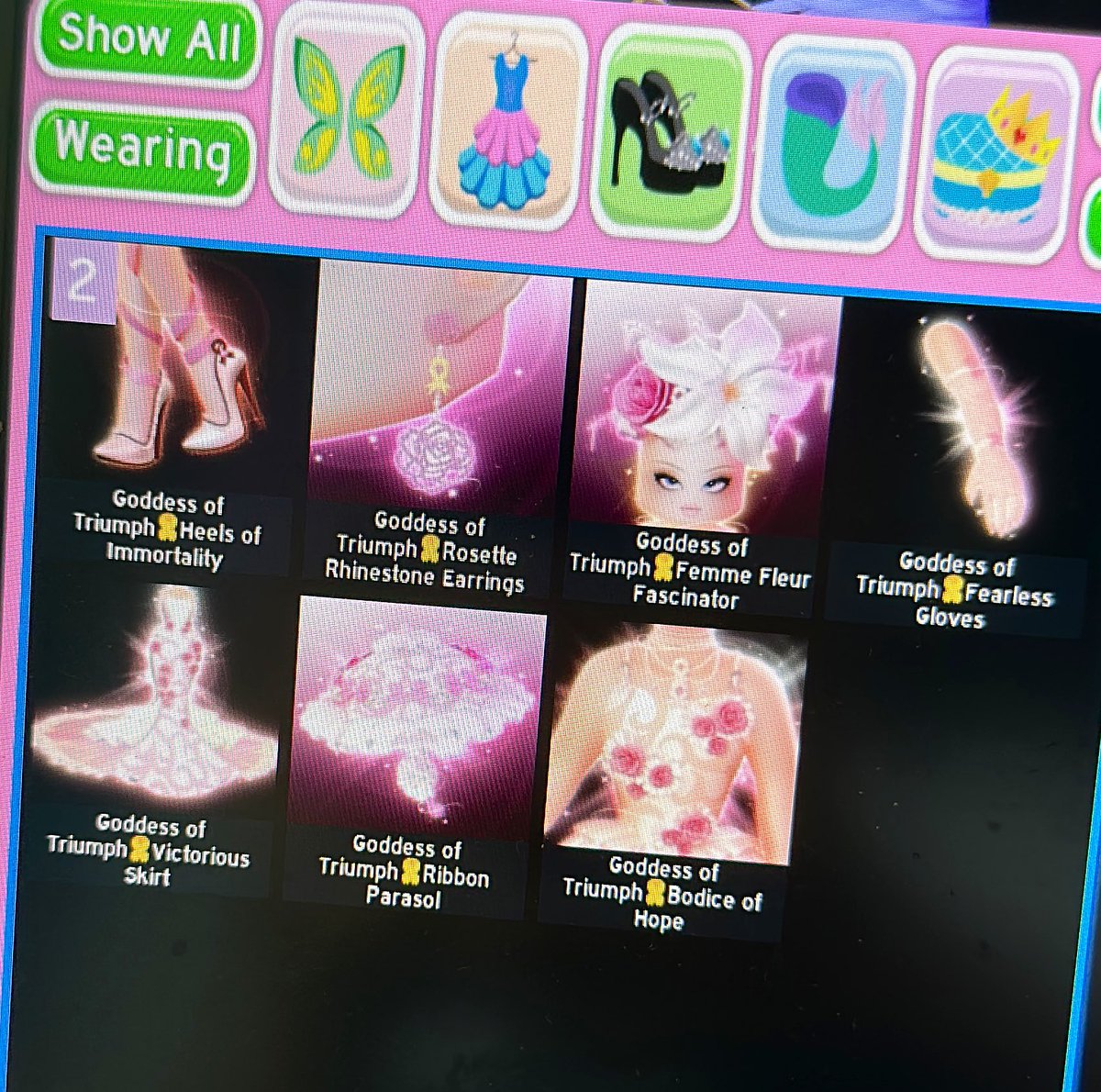 #royalehigh GoT SET GIVEAWAY!! ⭐️

How to enter:
Follow <a href="/PearlieRoyale/">❄️Pearl❄️</a> with 🔔!
Like!
Repost!

Proof!!:
Extras in thread vvvvv